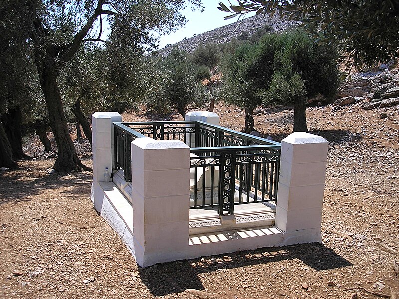 File:Brooke's grave P8170206.jpg