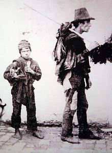 A master chimney sweep (right) and his apprentice boy, known as a Spazzacamino, in Italy at the end of the 19th century Bub und Meister.JPG