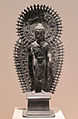 Bouddha debout avec halo et mandorle à rayons. Statuette portative[N 22]. Gandhara, v. fin VIe siècle. Laiton, H. 33,7 cm. Met.