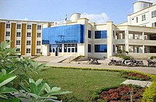 Bundelkhand Tıp Fakültesi Binası.jpg