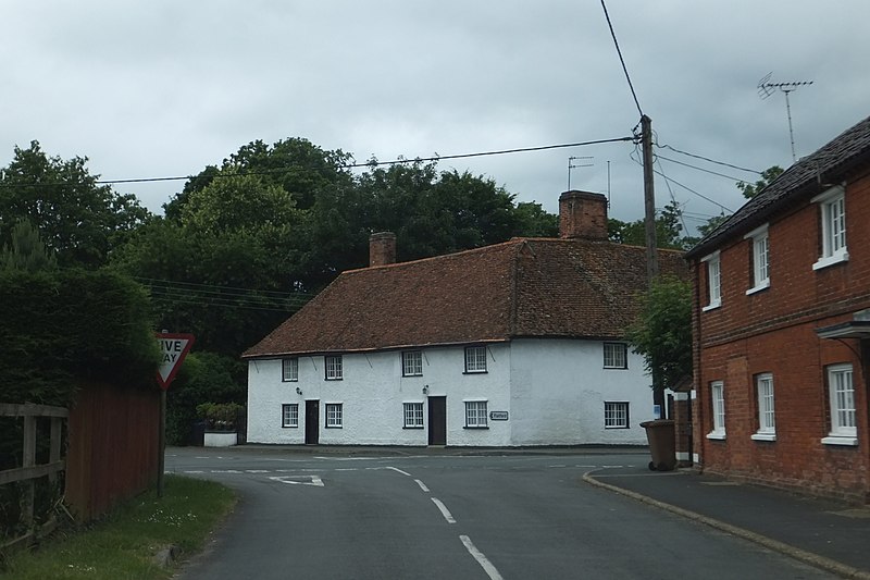 File:Burnt Oak Corner, East Bergholt - geograph.org.uk - 4057720.jpg