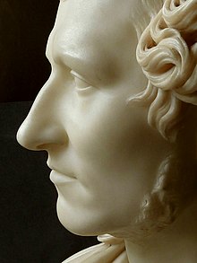 Sculpture en marbre d'un homme rasé de près aux cheveux bouclés