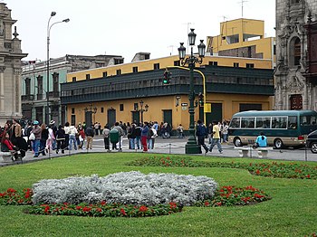 El balcón esquinero, de principios del siglo XVIII, de la Casa del Oidor es el único de fábrica virreinal que queda en la Plaza Mayor de Lima