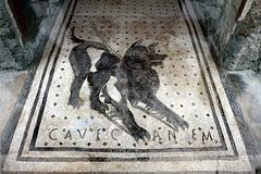 Римская мозаика Cave canem (с лат. — «Берегитесь собаки») у входа в Дом трагического поэта в Помпеях, Италия, II век до н. э.