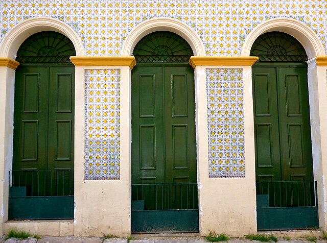 Casas no estilo Português e azulejos coloridos, são cenários de um dos bairros mais históricos e importantes de Belém: A "Cidade Velha."