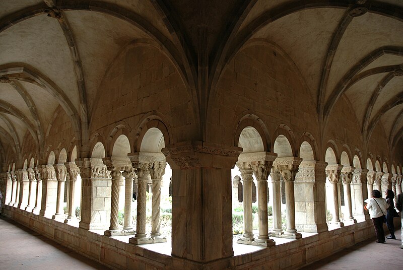 File:Catedral d'Elna - Claustre.JPG