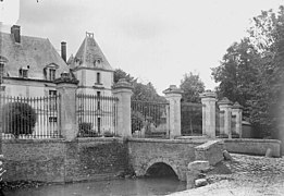 L'entrée du château en 1914 Photo G. Durand.