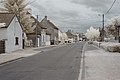 Français : Rue Anne-Marie Javouhey, Chamblanc (Côte d'Or, Bourgogne, France) photographié avec un filtre infrarouge 720 nm. Català: Carrer Anne-Marie Javouhey, Chamblanc (Costa d'Or, Borgonya, França) fotografiat amb un filtre infraroig 720 nm. Español: Calle Anne-Marie Javouhey, Chamblanc (Côte d'Or, Borgoña, Francia) fotografiado con un filtro infrarrojo 720 nm.