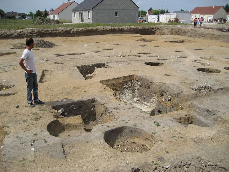 File:Chantier de fouilles des Chesnats.JPG