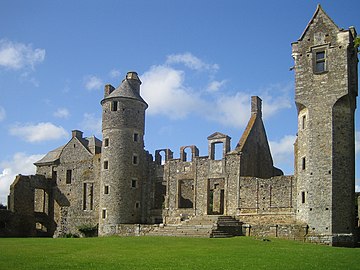 Le château, de l'entrée, côté sud.