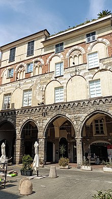 Particolare della facciata del palazzo Masina o dei portici neri