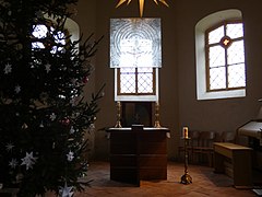 Chorraum mit Altar, gläsernem Altarbild Kreuz und Labyrinth und Orgel