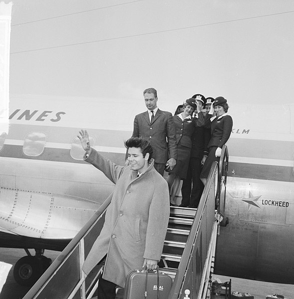 File:Cliff Richard , aankomst op Schiphol op het platform en trap, Bestanddeelnr 916-3957.jpg