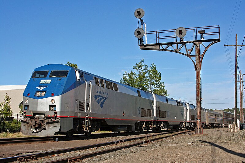 File:Coast Starlight arriving at Eugene station, July 2005.jpg