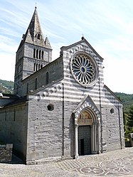 La baziliko de la Fieschi , proksime al la vilaĝo San Salvatore.