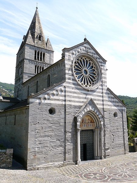 File:Cogorno-basilica dei Fieschi-struttura1.JPG