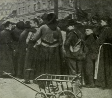 A bread queue in Berlin, 1918. ColaDeHambrientosEnBerlin.png