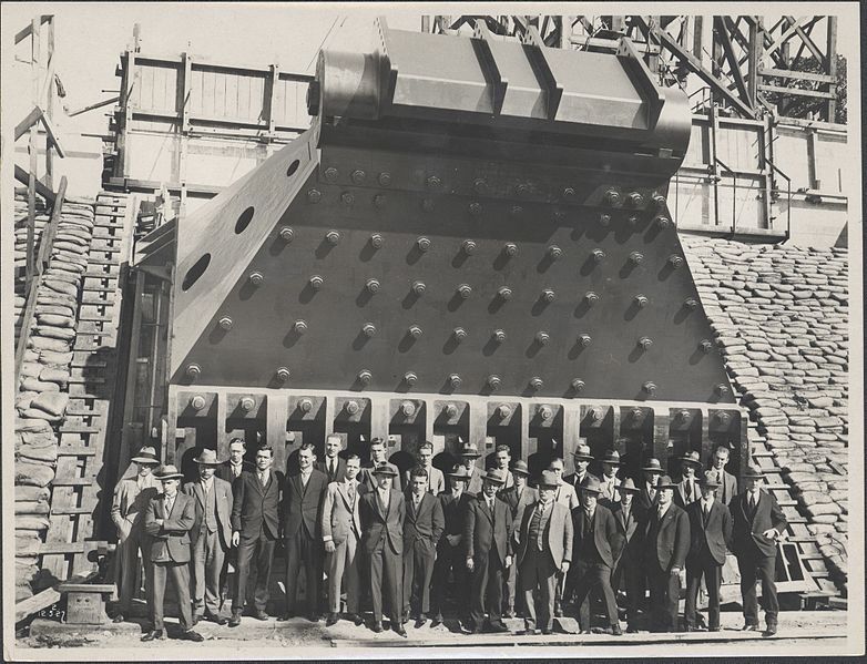 File:Construction of Sydney Harbour Bridge main bearing, 1927 (8282707405).jpg