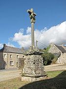 Croix à côté de l'église (Saint-Tugdual)