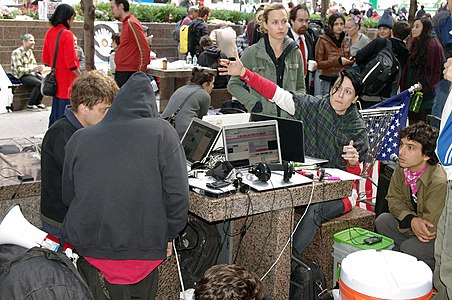 Protestantoj Okupu Wall Street en Zuccotti Parko uzanta la Interreton akiri ilian mesaĝon ekstere super socia interkonektanta kiel eventoj okazas, septembro 2011