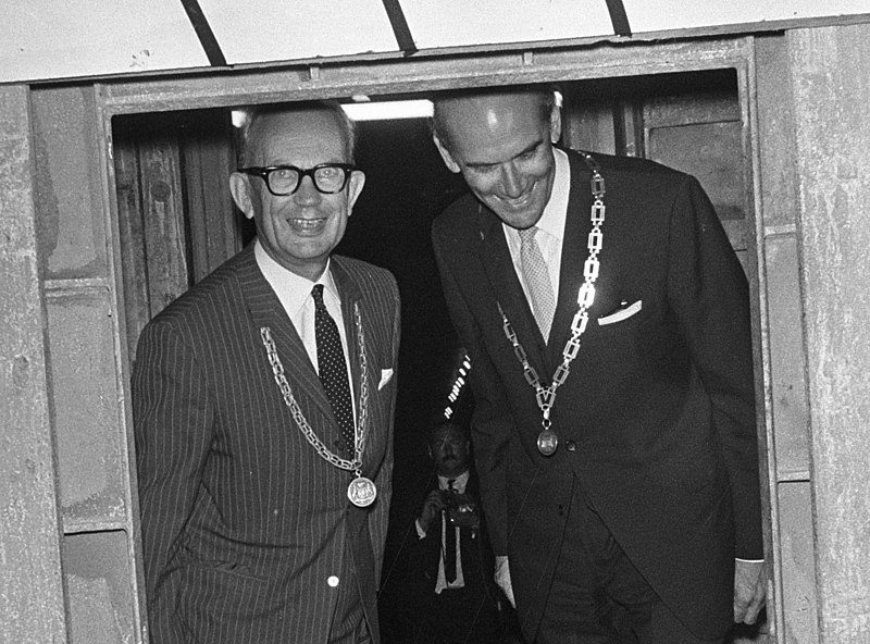 File:De burgemeesters Groeneweg van Heinenoord (links) en Hofwege van Barendrecht poseren - NA - 921-6375 (cropped).jpg