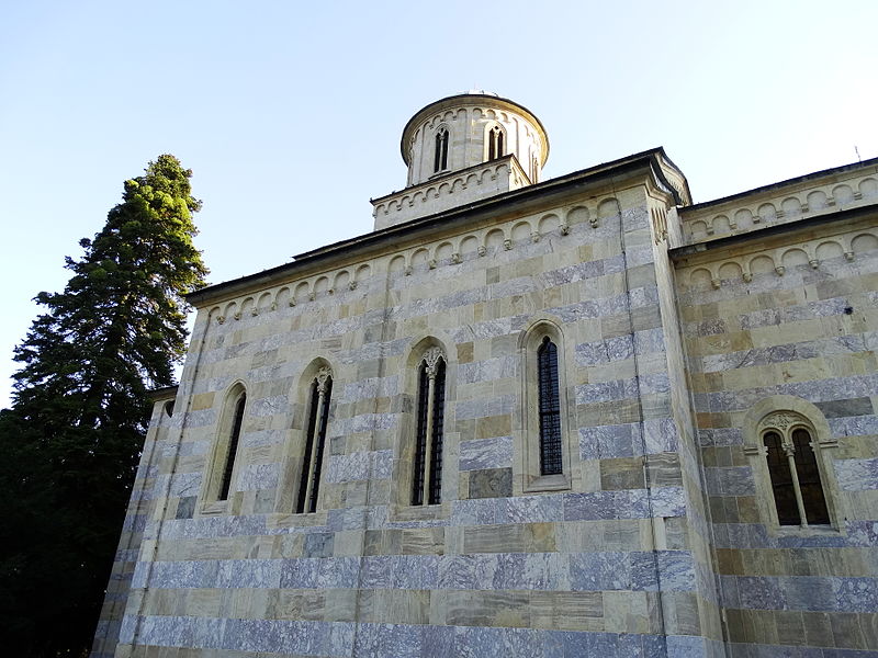 File:Decani Monastery - Outside Peje (Pec) - Kosovo - 05.jpg