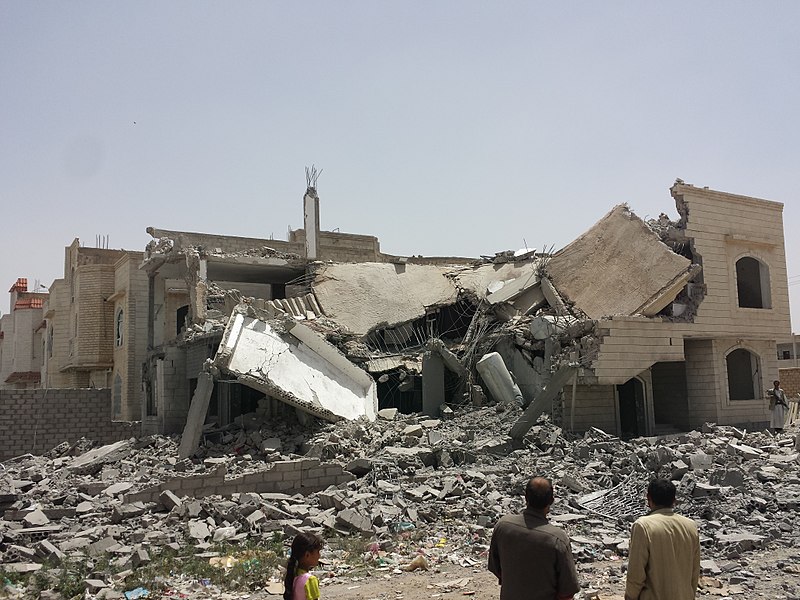 Mynd:Destroyed house in the south of Sanaa 12-6-2015-4.jpg