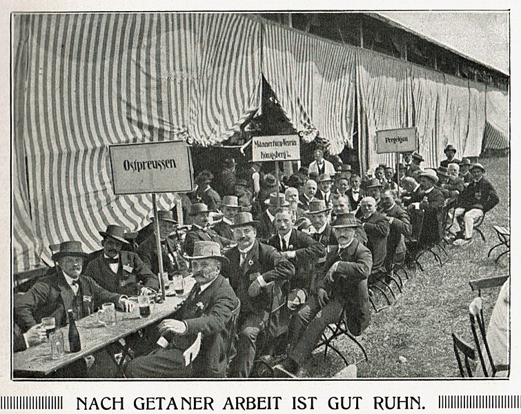 File:Deutsches Turnfest 1913 Hinter der Haupttribüne.jpg