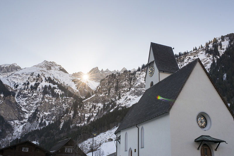 File:Die Sonne scheint durch das Martinsloch auf die Kirche von Elm in Glarus Süd, Kanton Glarus.jpg