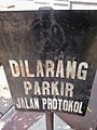 Rambu dilarang parkir di jalan protokol Jakarta