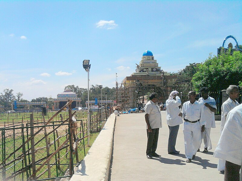 File:Divoties at caitanya jyoti.jpg