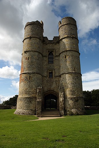 Castle wiki. Замок Доннингтон. Замок в Беркшире. Гейтхаус замок. Развалины замка Кенилворт картина.