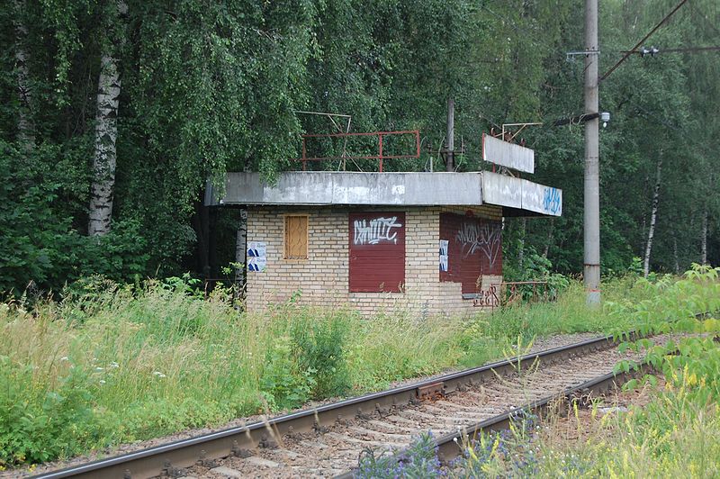 File:Dubna Keeper House railway crossing.JPG