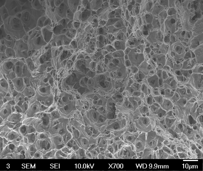 Glijdbreuk, een typische breukvlak voor ductiel en taai materiaal. Dit is een 6061 aluminium afbeelding gemaakt met een SEM.