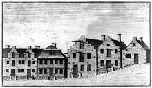 Un grabado en blanco y negro muestra varias casas a lo largo de una calle, muchas con hastiales escalonados, que son atributos arquitectónicos clásicos holandeses.