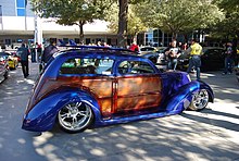 Voiture De Course Hot Rods Avec Flammes Sur Roues Et Ornement