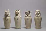 Neljän kanooppiastian sarja 800-900-luvulta eaa. Astioihin on kuvattu vasemmalta oikealle Duamutef, Hapy, Qebhesenuef ja Imsety.