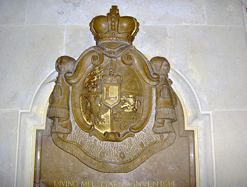 File:Eisenstadt Haydnkirche - Haydnmausoleum.jpg