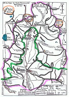 Carte simplifiée de la commune d'Entraunes aux limites en rose. Et en vert une partie de la limite inférieure de la zone centrale du parc national du Mercantour.