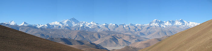 Vue panoramique de l'Everest (au centre gauche) et des sommets environnants peu après le passage du col de Gyatso sur la route Lhassa – Katmandou.