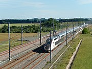 TGV richting Parijs bij Pliboux, het derde spoor ligt langs het noodperron