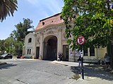 Fachada principal, del acceso al Hospital Barros Luco Trudeau, en Santiago.