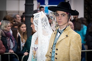 Casal vestido como valencianos