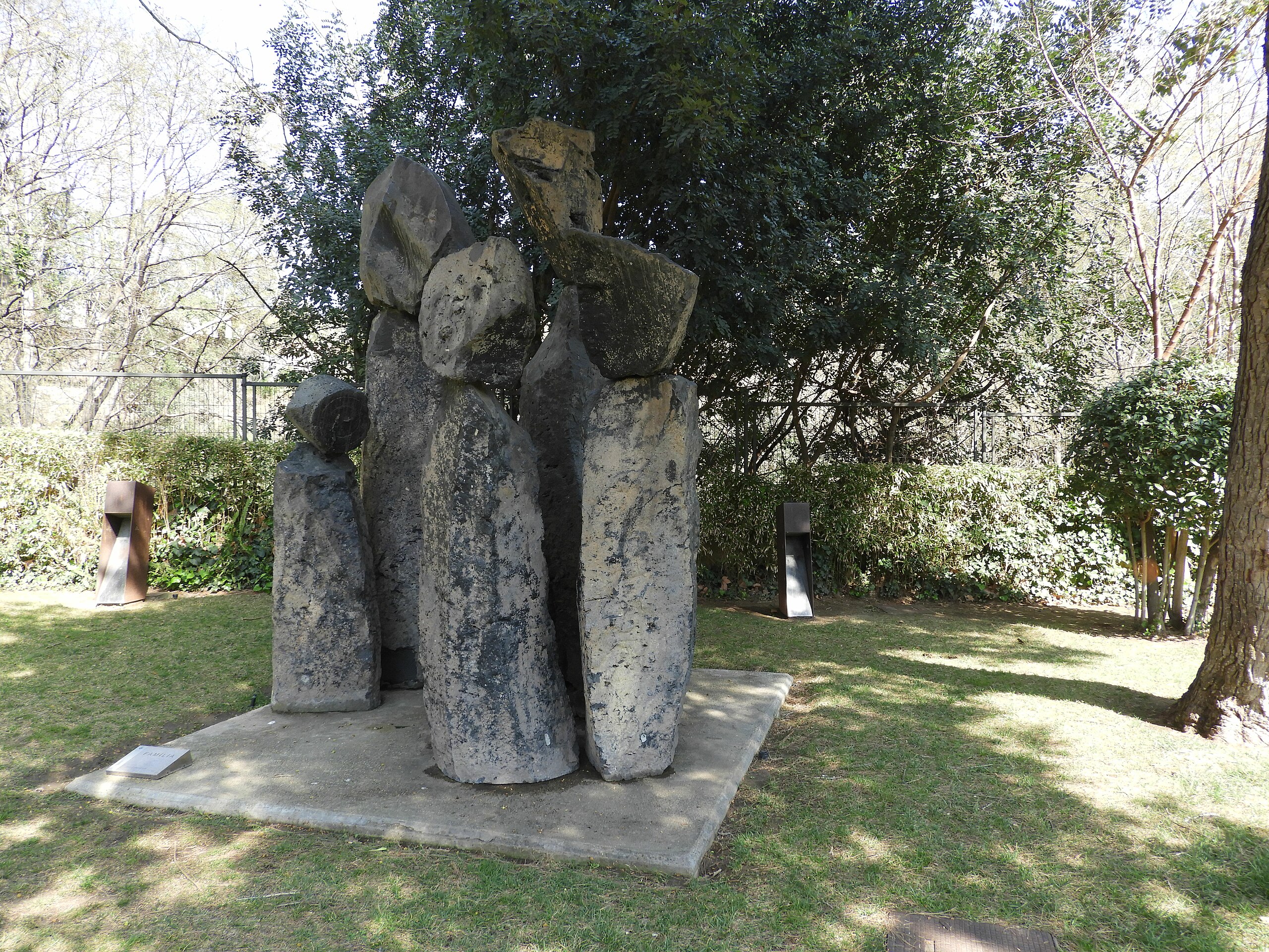 File:Escultura Família, de Xavier Corberó.jpg - Wikimedia Commons