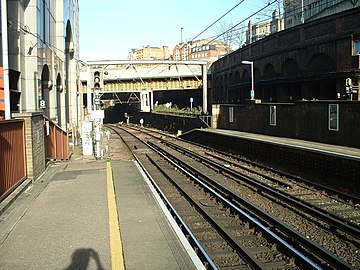 第三軌条（直流）と架線（交流）の両方があるロンドン・ファリンドン駅。ここで切り替えを行う。