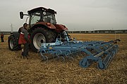 Deutsch: Feldtag der Firma Müller (Holzkirchen) im August 2016 nahe Werneck in Unterfranken. Vorführung von Bodebearbeitungs-, Aussaat und Pflanzenschutztechnik der Firma Lemken an Schleppern der Marken CaseIH und Steyr