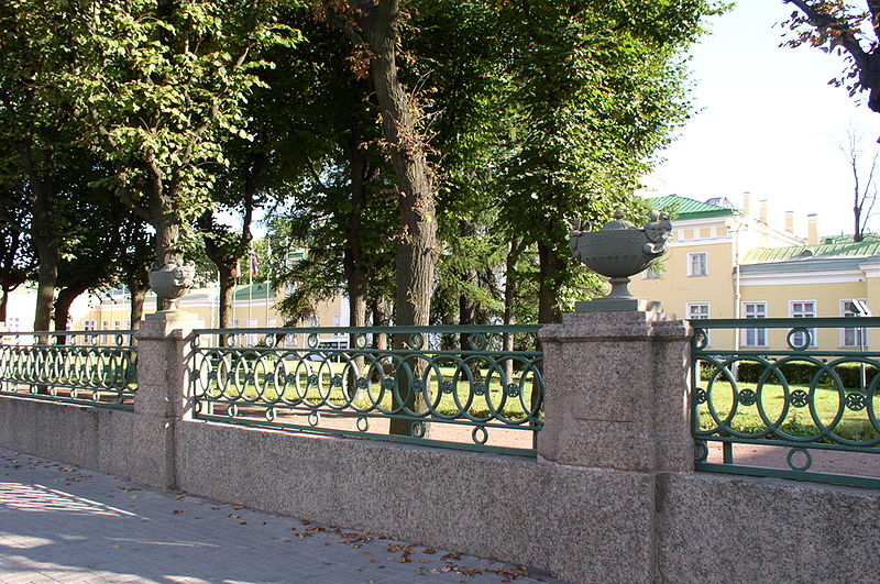 File:Fence of Tauride Palace.jpg