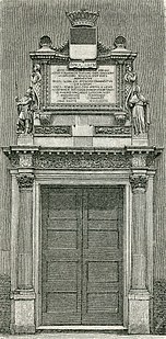 Porta della chiesa di San Maurelio, antica cappella di corte estense poi sconsacrata e divenuta durante il XX secolo sala per spettacoli teatrali e cinematografici.