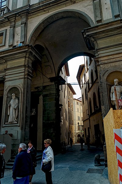 File:Firenze - Florence - Il cortile degli Uffizi - View West into Via Lambertesca.jpg