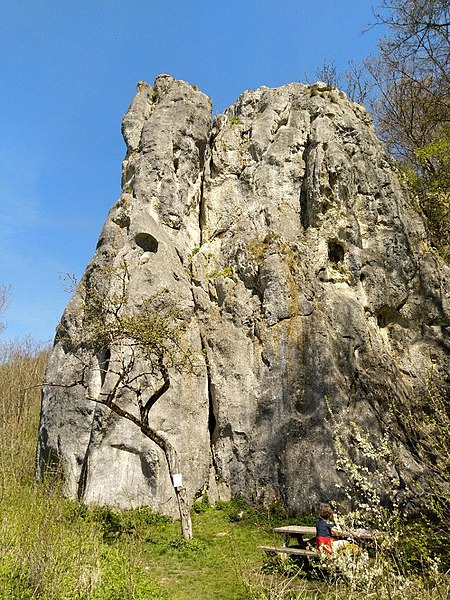 File:Fischerfelsen Bindstein.jpg